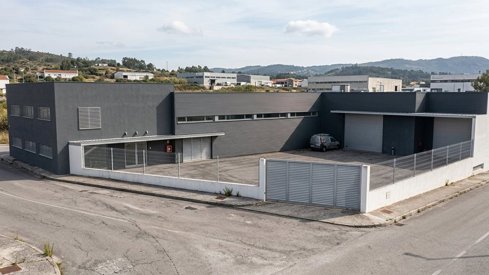 Edifício de Escritórios e Armazém
